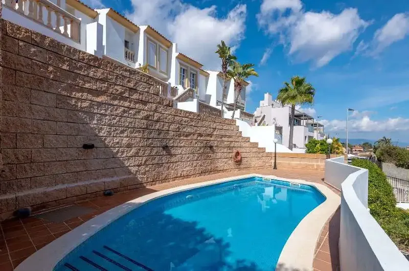 This well-kept townhouse in a quiet area of Genoa impresses with its Mediterranean style, spacious outdoor areas and its — photo 3