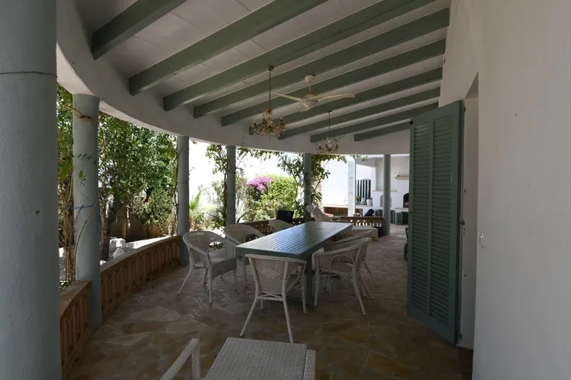 Spacious villa with great potential on a quiet street in Cala Llombards — photo 5