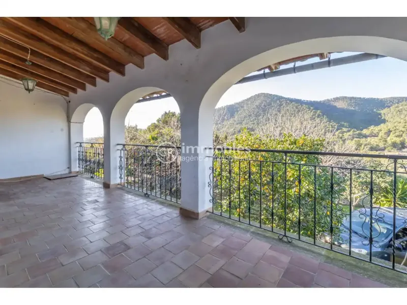 House on rustic estate with stunning views — photo 6