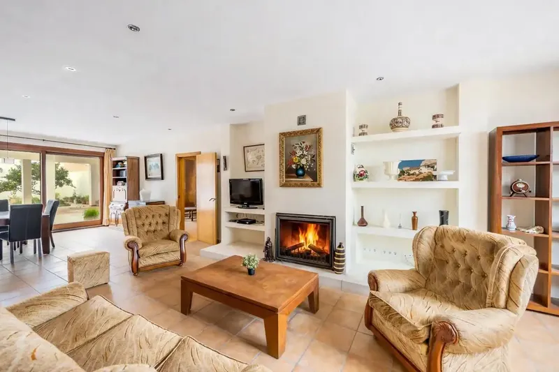 Located in Colònia de Sant Pere, this house opens onto a large living-dining room of generous dimensions, the true heart of the home. — photo 3