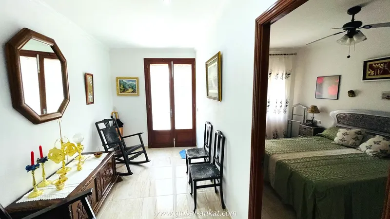 Do you dream of a quiet life in a charming village, surrounded by nature and minutes from the beach? This townhouse in Felanitx, — photo 2