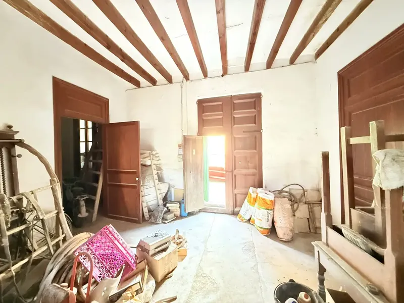 Discover the charm of this majestic manor house with endless possibilities! — photo 2