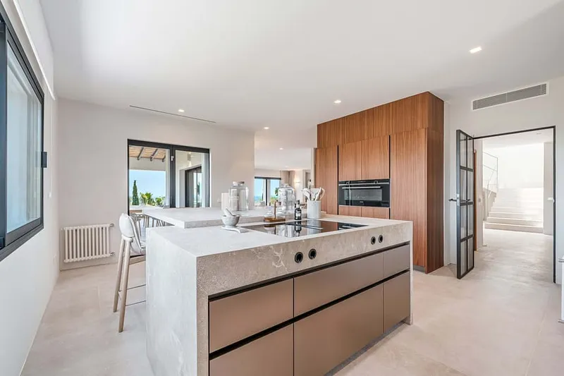 Modern Luxury Retreat with Panoramic Views Over the Bay of Palma and the Tramuntana Mountains — photo 11
