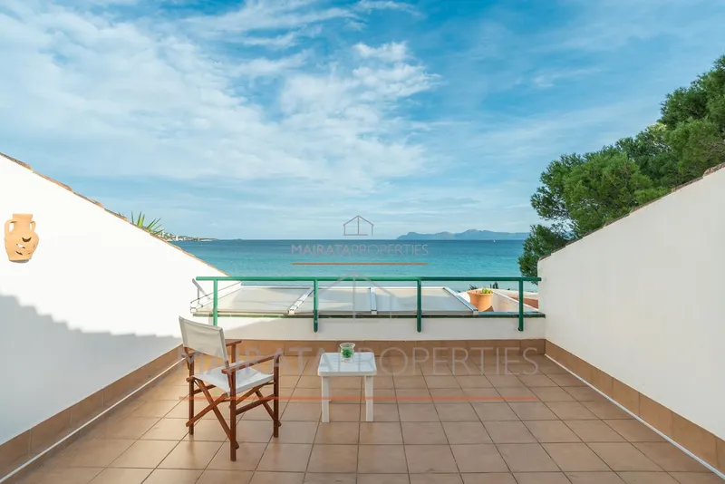 Seafront apartment for sale in Puerto de Alcudia with panoramic sea views, Mallorca. — photo 2