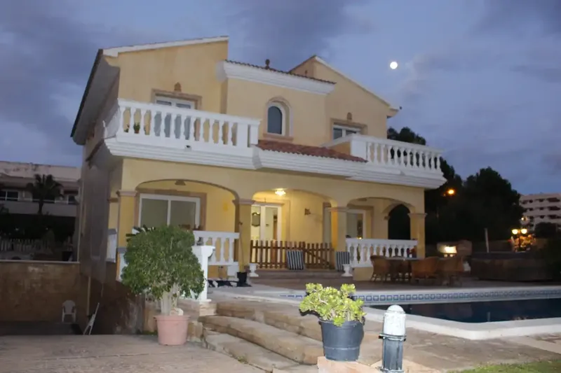 Palmanova - Calvia. Chalet of 308 m2 on two floors of 140 m2 each within a plot of 727 m2 with private pool and — photo 1