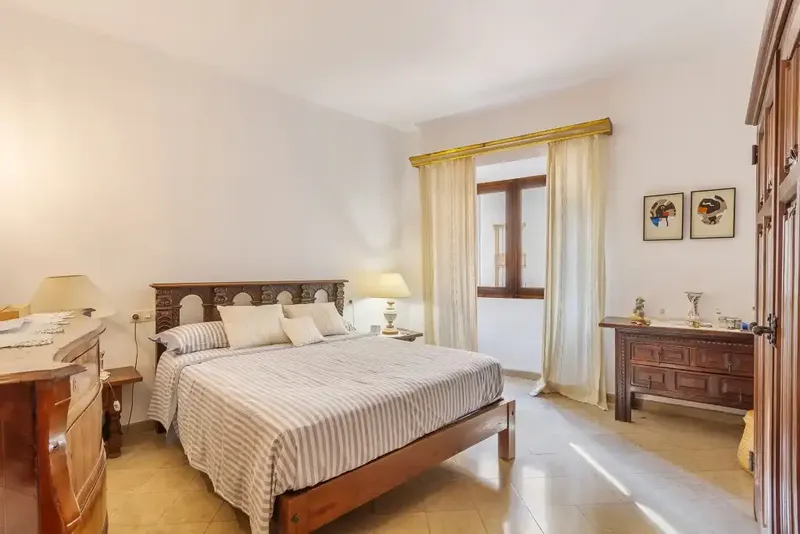 This excellent house, for sale in the sought-after old town area of Pollensa, is of generous dimensions, offers great flexibility — photo 10