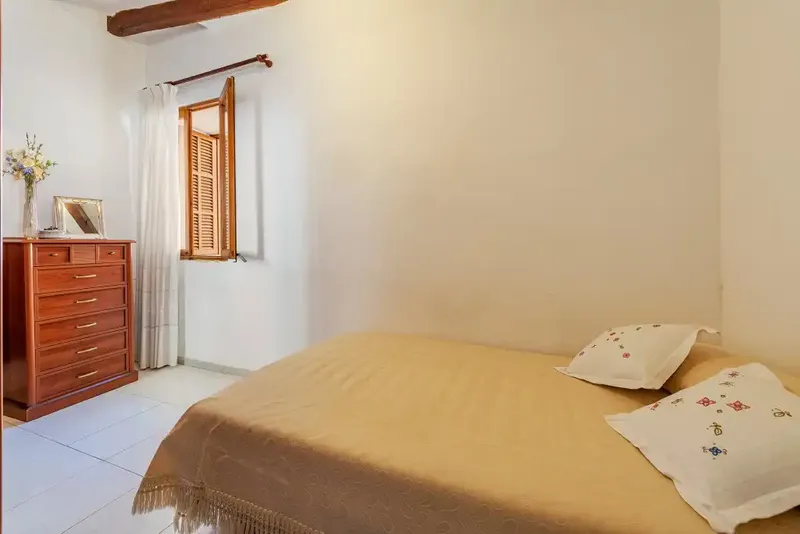 We are pleased to offer this charming village house for sale in Caimari, which boasts a wealth of authentic features and — photo 12