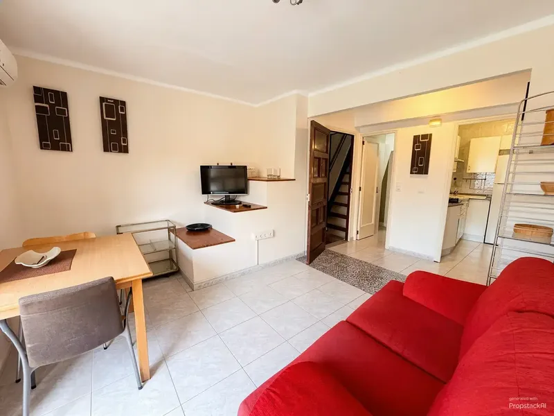 A few steps from Portixol beach, this apartment with independent entrance offers great potential to create a home to your measure — photo 7