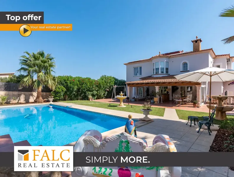 This beautiful villa in Cala Pi with Versace-style elements and a constructed area of approx. 490 m2 offers sea views over a gr — photo 1
