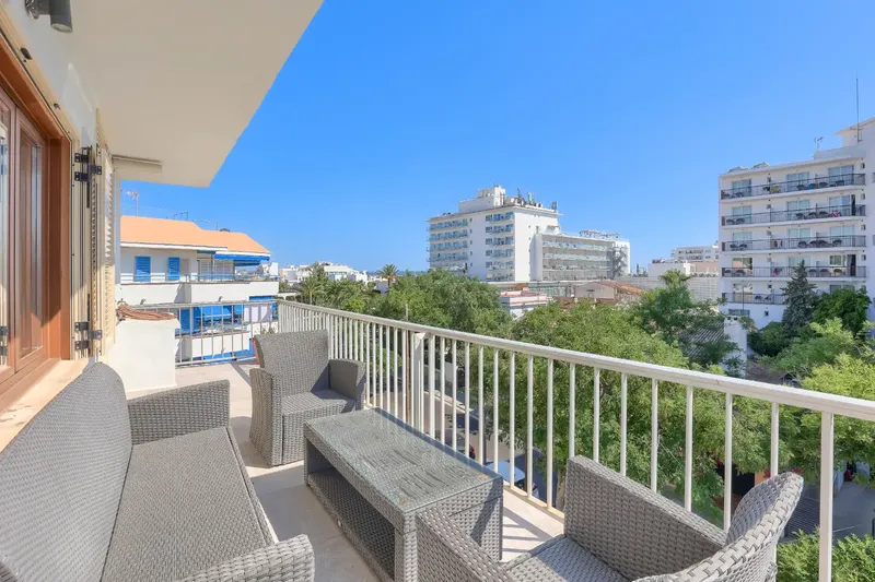 Only 200 meters from the sea, in one of the quietest residential areas of Can Pastilla, this penthouse combines 86 m² built with a spectacular 65 m² terrace full of natural light — more than 150 m² of total space to live, work and enjoy. — photo 7