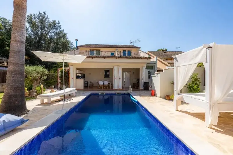 Discover this elegant and modern villa for sale in Crestatx, an exclusive and quiet residential area just minutes from Pollensa, in the north of Mallorca. — photo 1