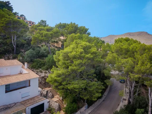 Exceptional plot with building license for sale in Puerto Pollensa, north Mallorca — photo 4