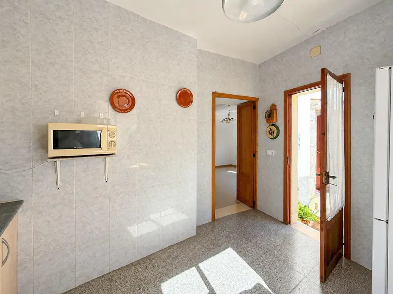 Bienvenidos a esta casa de pueblo en estado original, que ofrece una excelente oportunidad para personalizar su nuevo hogar. — photo 7