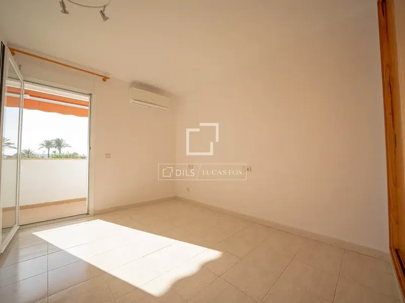 Wake up to the sound of the waves and enjoy the Mediterranean views from this magnificent seafront apartment in El Molinar. — photo 9