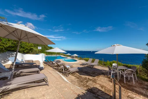 Cala Vinyas, renovated apartment for long-term rental on the seafront in Cala Vinyas, with sunny terrace, pool and direct access to the sea — photo 2
