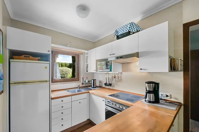 On a plot of 974 m², there is a building with an approximate area of 288 m², divided into the main house and the guest apartment — photo 12