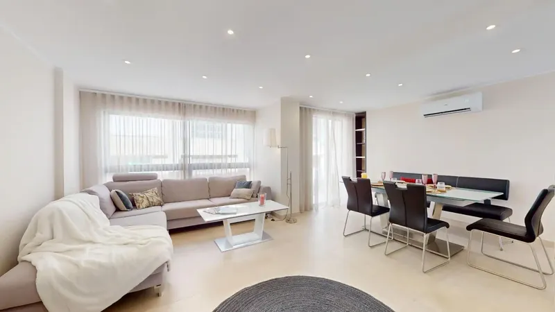 Located next to the emblematic Plaza España and just minutes from Plaza Patines, this exclusive, completely renovated apartment enjoys — photo 8
