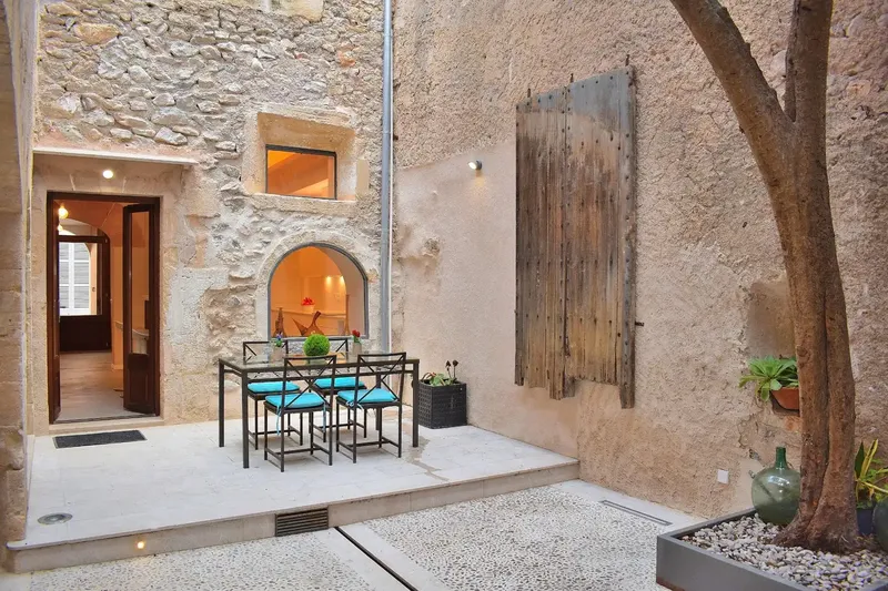 Discover this exceptional opportunity in the historic center of Artà: a charming village house with a holiday license for 12 guests — photo 2