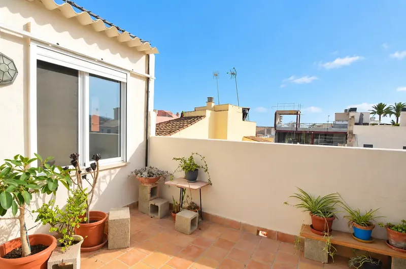 Este encantador ático dúplex con terraza privada se encuentra en una de las zonas más codiciadas de Palma de Mallorca: Portixol, en segunda  — photo 2
