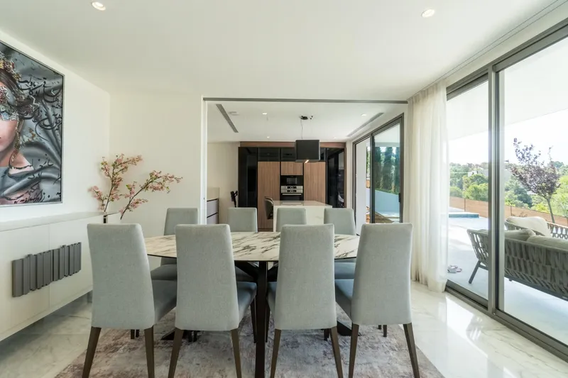 Contemporary-style villa — photo 12