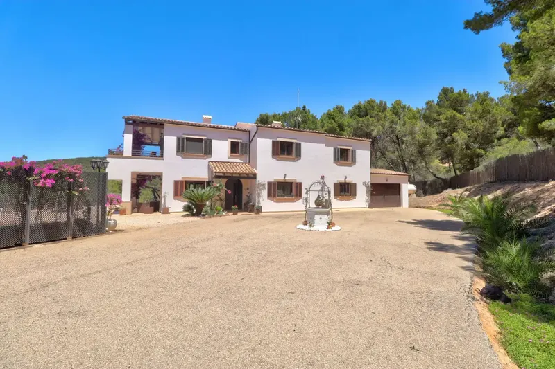 Welcome to this impressive estate in Calvià, Mallorca, offering an unparalleled living experience with its extensive plot of 17.24 — photo 3