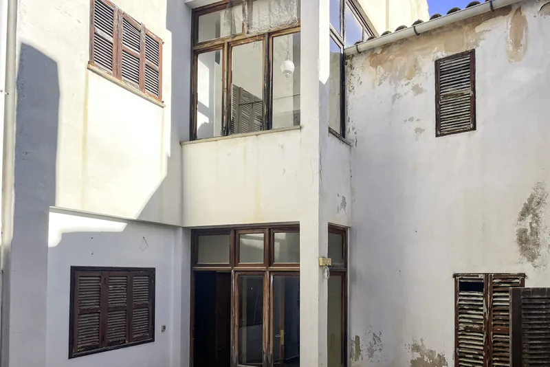 Renovation Project – Three Townhouses with Versatile Potential, Central Location and Views — photo 11