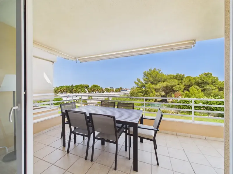 An apartment with an excellent location, three bedrooms, two bathrooms and communal pool, ideal for those seeking a temporary rental — photo 2