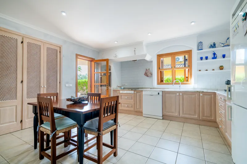 Well-maintained villa for sale within walking distance of the ocean in Sa Rapita — photo 6