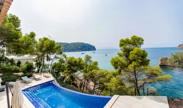 Frontline villa with direct access to the sea in Camp de Mar — photo 8