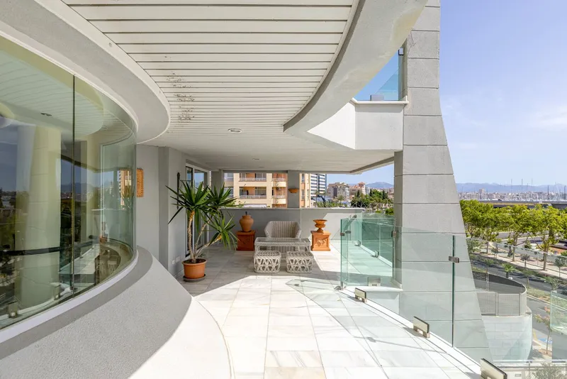 Apartment in Palma - Communal pool with harbor view — photo 8
