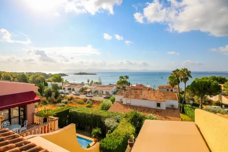 Spacious semi-detached house for sale, located in one of the most demanded and desired urbanizations of the northern area of Mallorca, Alcanada. Urban — photo 1