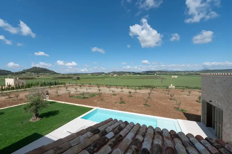 Discover this impressive rustic finca located in the charming town of Sineu, where luxury meets nature. With a — photo 1
