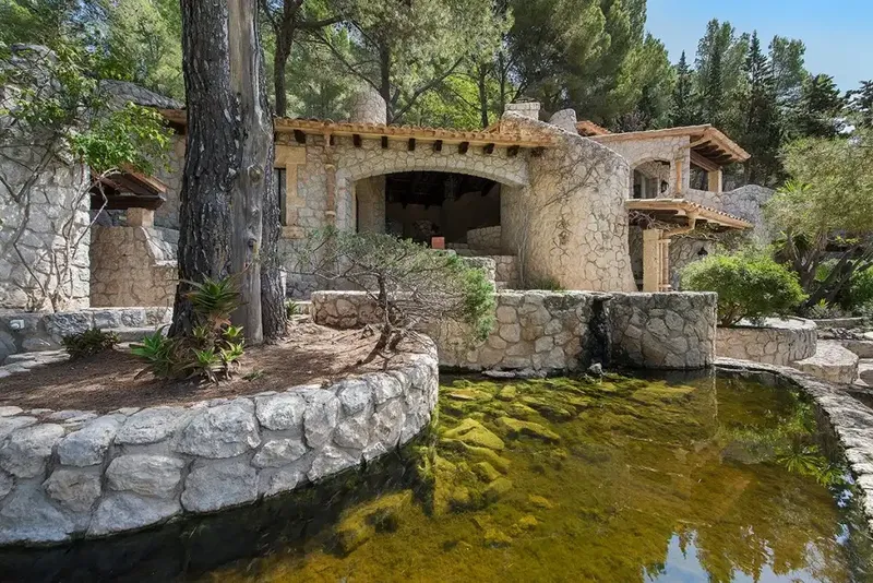 This extraordinary stone villa in Formentor is undoubtedly one of the most unique properties in the area, located in one of the most exclusive and spectacular enclaves of Mallorca. — photo 8