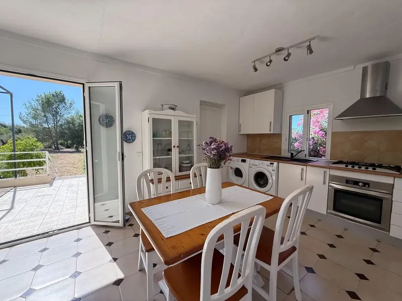 If you are looking for a quiet environment without giving up the convenience of having all services nearby, this rustic estate could be the opportunity — photo 3