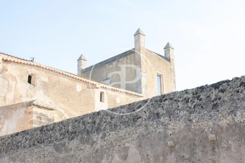 Large house to renovate with six bedrooms and three bathrooms, distributed over two floors of almost 400 m² built — photo 3