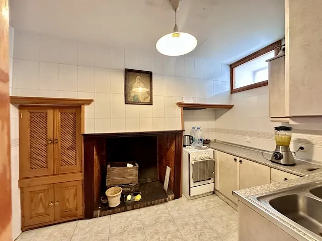 Charming village house with great potential, south-facing — photo 4