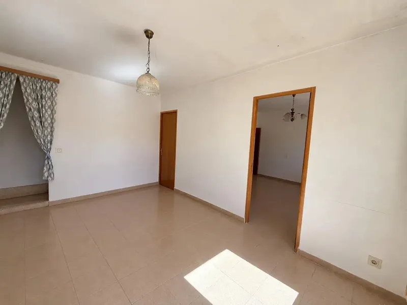 Bienvenidos a esta casa de pueblo en estado original, que ofrece una excelente oportunidad para personalizar su nuevo hogar. — photo 12