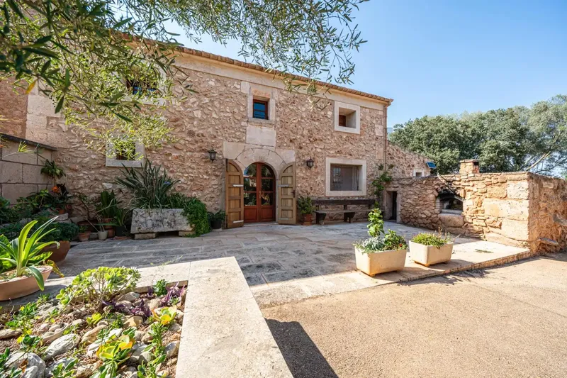 Charming country villa in Campos (Balearic Islands) on a 12,000 m2 plot with 340 m2 of built area, private pool and — photo 1