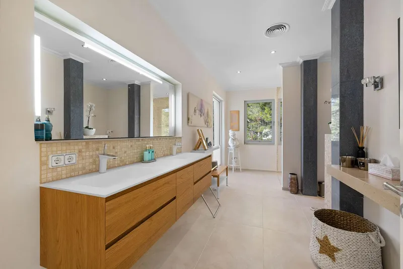 Representative luxury villa in an excellent location with breathtaking views — photo 10