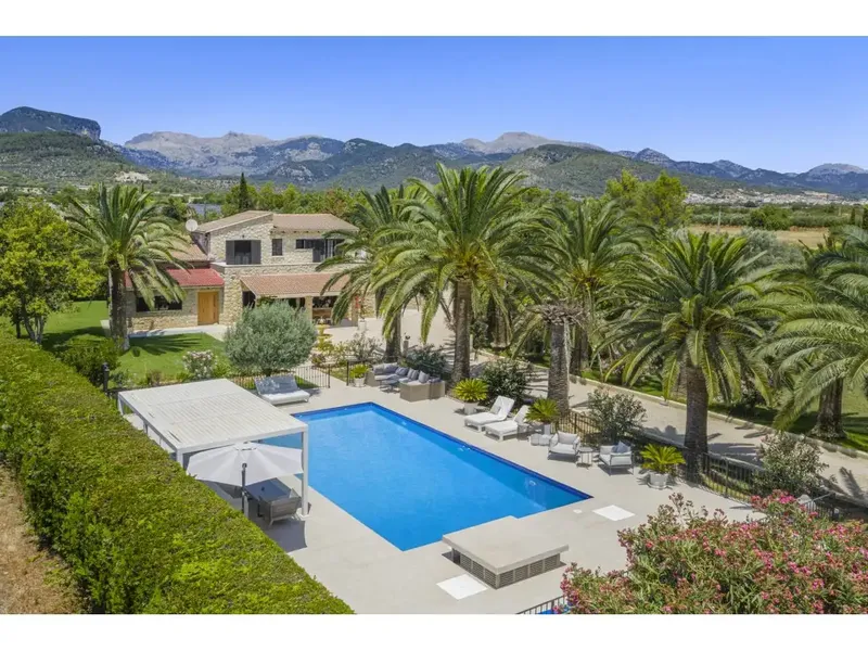 Located on a flat, sun-drenched plot of 8,300 m², this completely renovated finca perfectly combines Mallorcan charm — photo 2