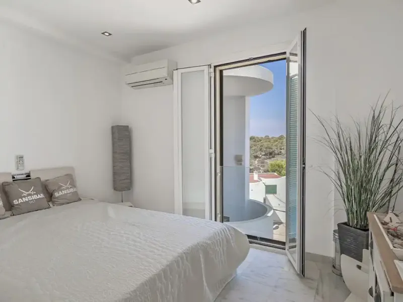 This beautiful south-facing apartment is located in a quiet urbanization of Cala Pi, just steps from the sandy beach. — photo 10