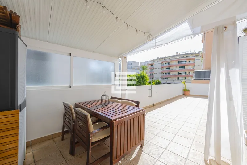 Apartment with a Large Terrace for Sale in a Prime Location in Puerto de Alcudia — photo 1