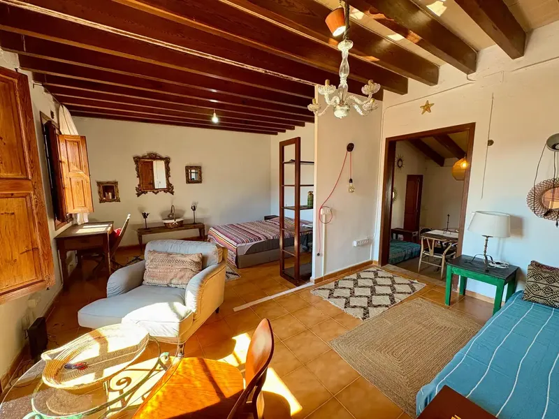 In the center of Andratx, this cozy penthouse is located in a Mallorcan house divided horizontally into two. — photo 1