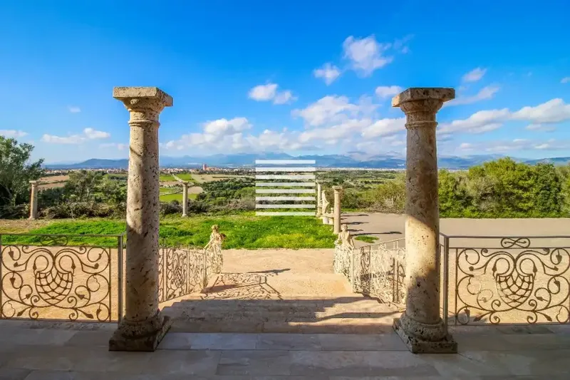 With over 16,000 m² of land and an elegant 608 m² residence, this property perfectly combines luxury, privacy and spectacular — photo 2