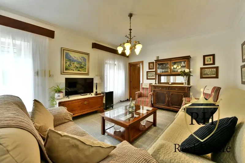 Discover this charming rustic house located in the Establiments area, an exclusive property that combines traditional character with all — photo 1