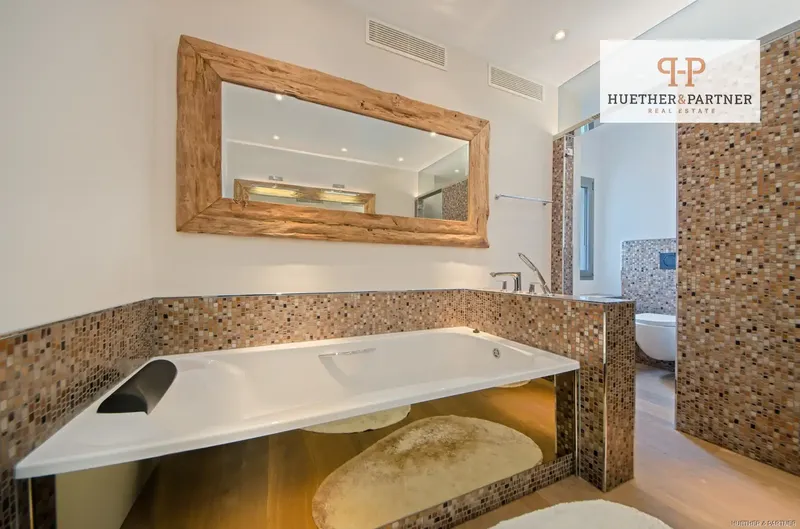 This elegant penthouse is located on the second floor of an exclusive gated residential complex in the coveted area of Bendinat, a few steps from the sea. — photo 11