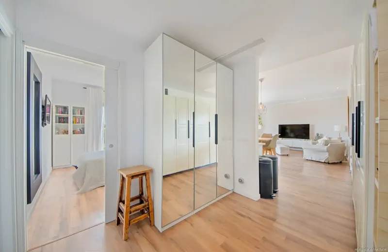 Attractive semi-detached house consists of two separate, individually designed halves sold together — photo 6