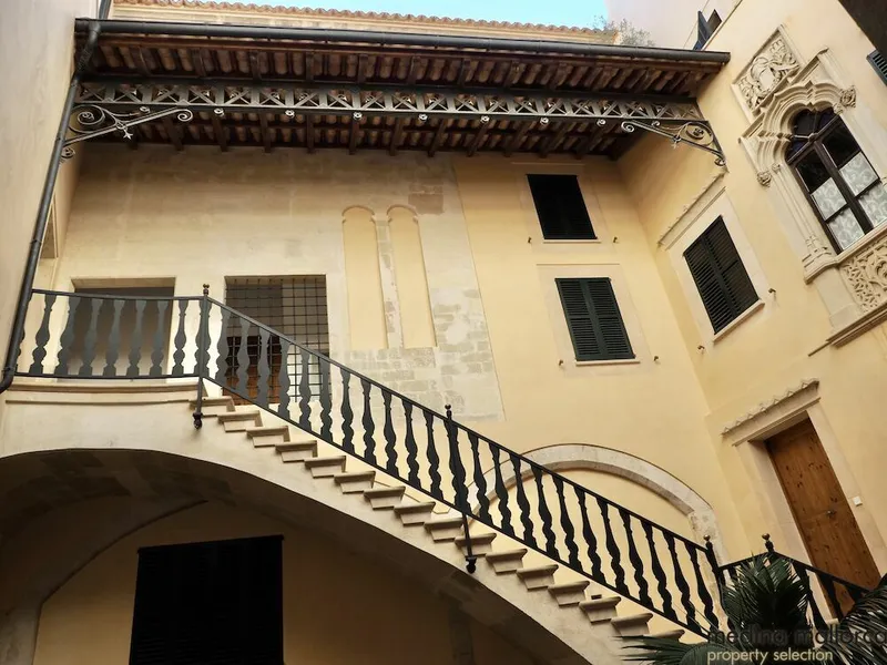 Luxury duplex apartment in a historic building in Palma — photo 11