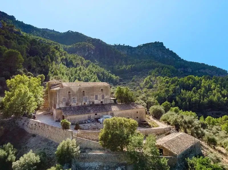 The impressive finca, for sale in Estellencs, occupies a privileged and elevated position within the Serra de Tramuntana. It occupies a huge — photo 1