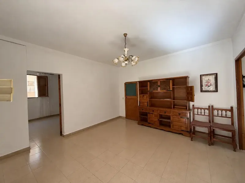 Bienvenidos a esta casa de pueblo en estado original, que ofrece una excelente oportunidad para personalizar su nuevo hogar. — photo 1
